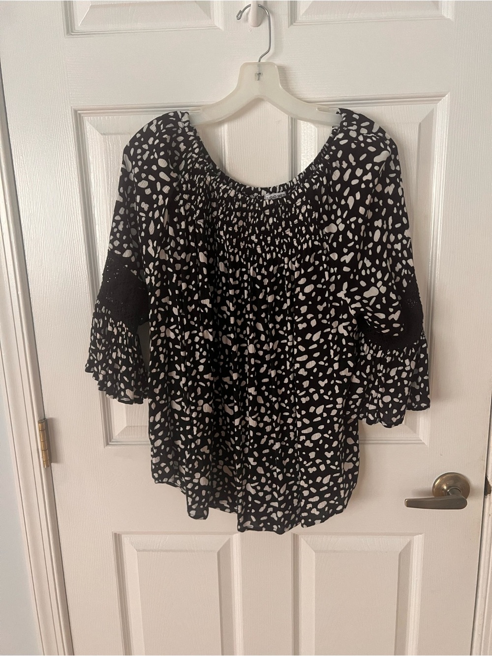 Studio West Black & White Printed Peasant Blouse with Crochet on Sleeve XL
